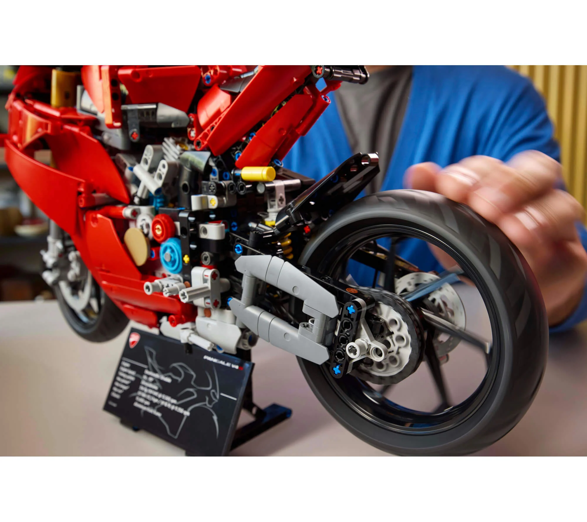 LEGO Technic Ducati Panigale V4 S Modelo de motocicleta 1.603 piezas - Rojo icónico - Imagen 5