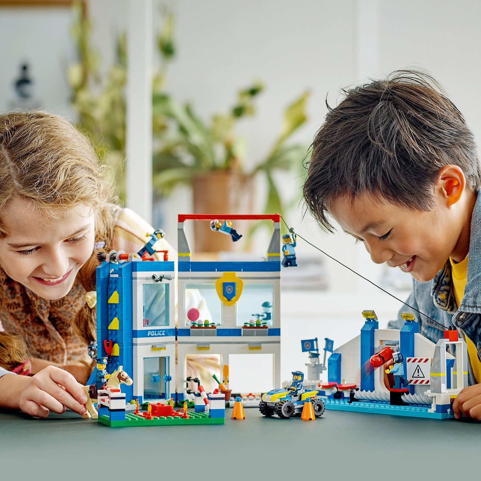 LEGO City Academia de Entrenamiento de Policía, 60372, Edades 6+, 823 Piezas - Imagen 8