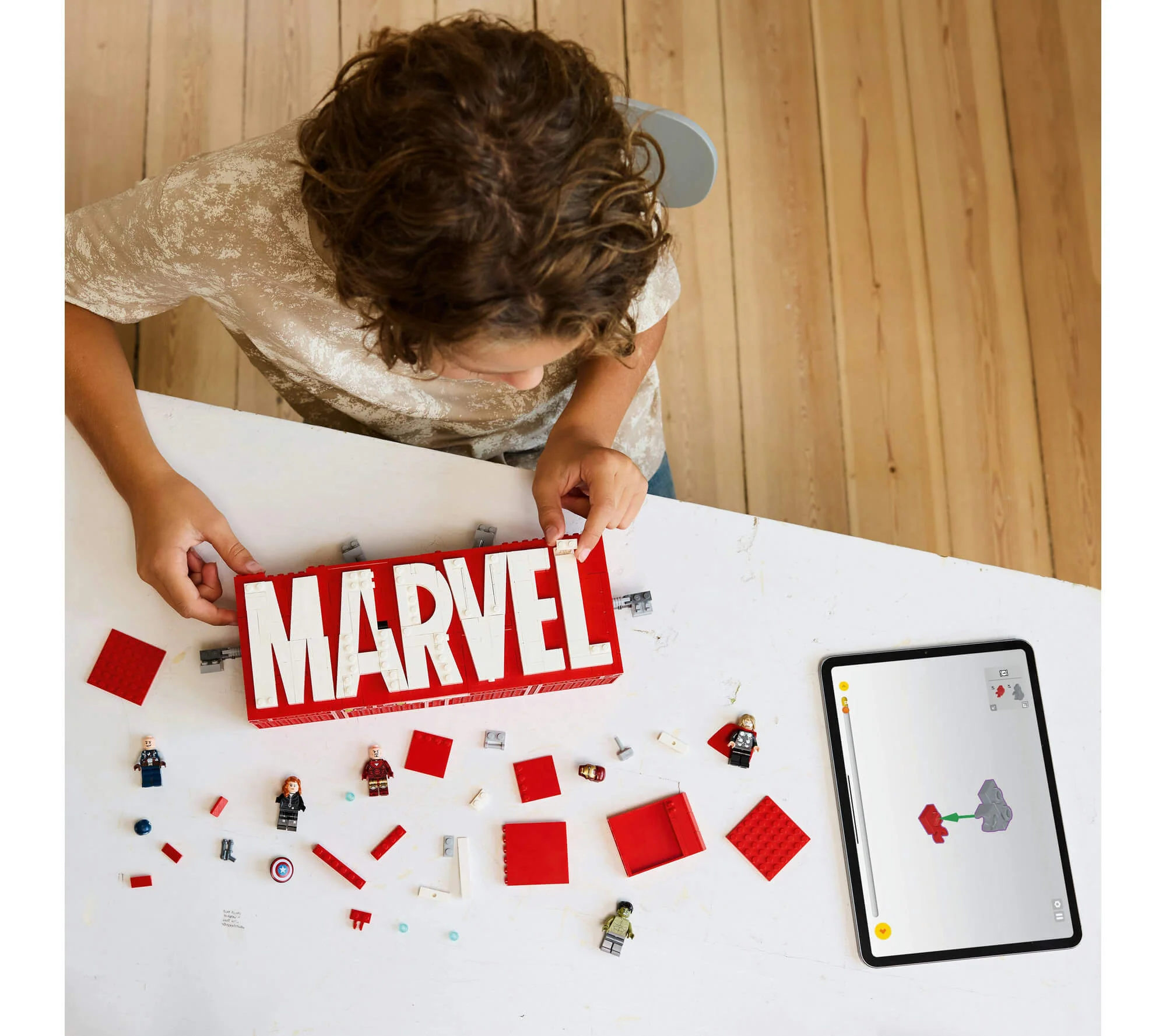 LEGO Marvel Avengers Logo y set de exhibición de minifiguras 76313 - Imagen 5