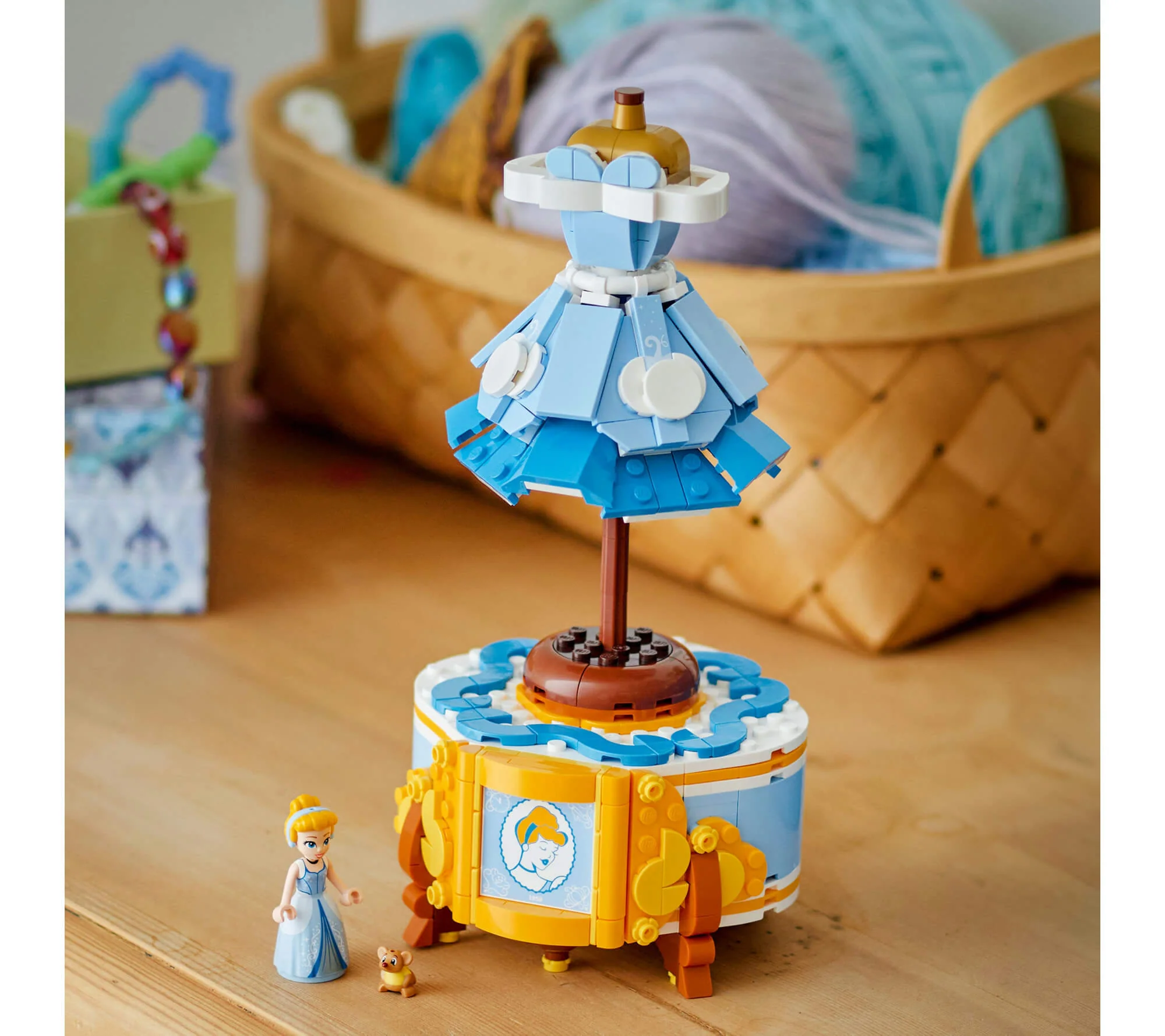 Lego | Kit de construcción de vestido de 474 piezas de la princesa Cenicienta de Disney, con Gus - Imagen 4