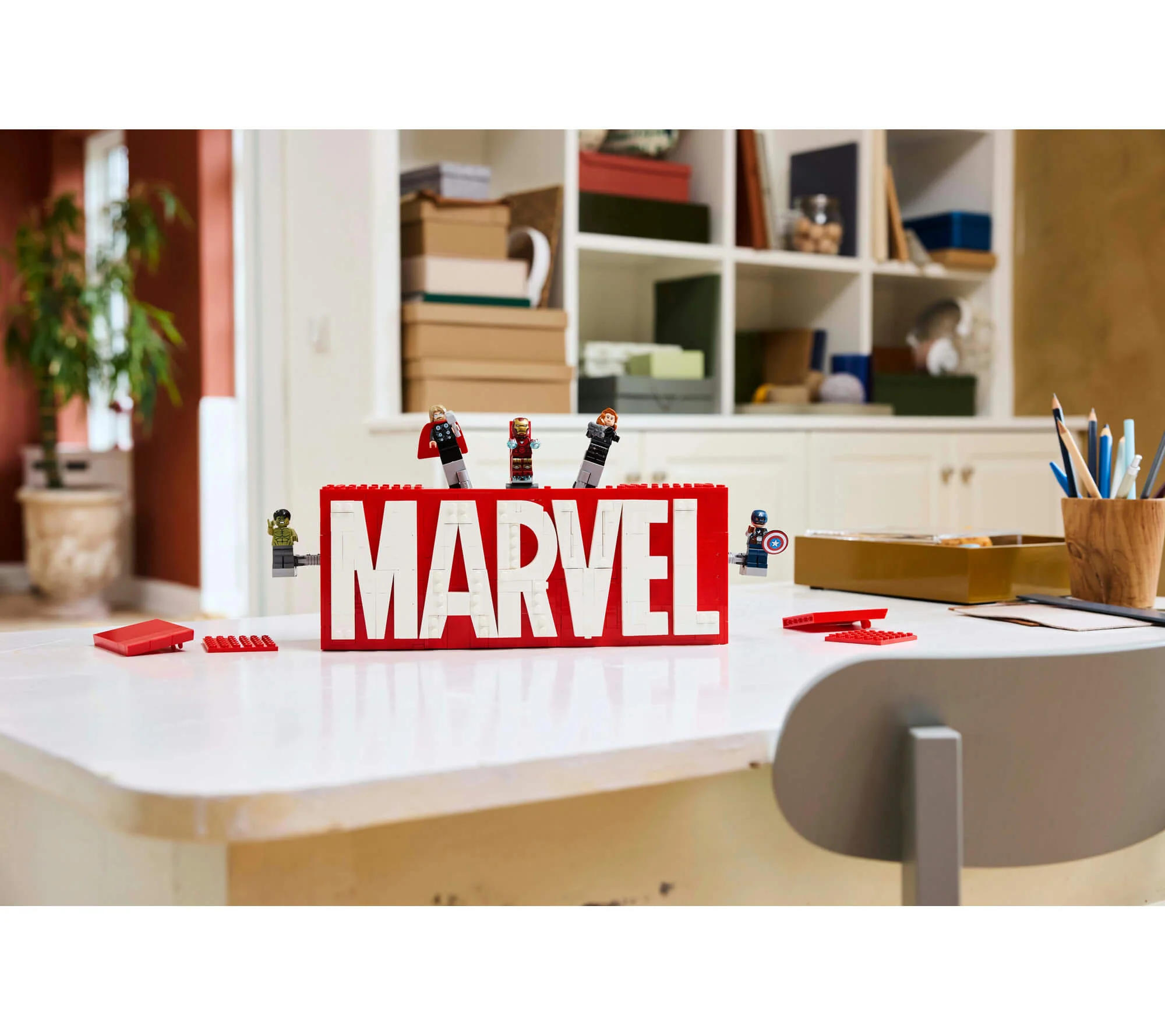 LEGO Marvel Avengers Logo y set de exhibición de minifiguras 76313 - Imagen 4