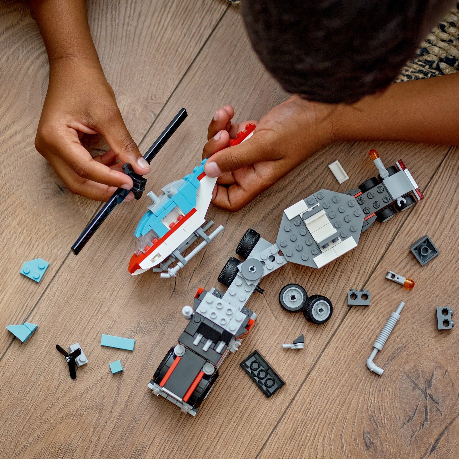 LEGO Creator Camión de Plataforma con Helicóptero, 31146, Edades 7+, 270 Piezas - Imagen 8