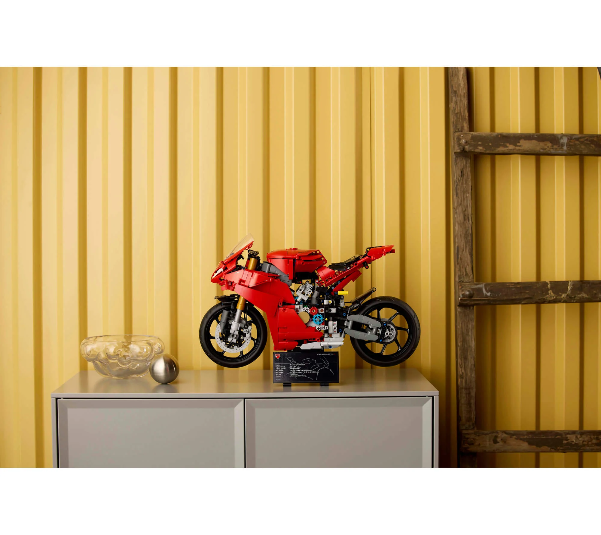 LEGO Technic Ducati Panigale V4 S Modelo de motocicleta 1.603 piezas - Rojo icónico - Imagen 4